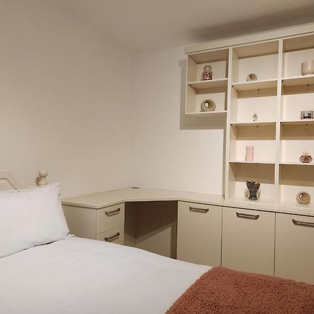 Elmdon House With 4 Spacious Bedrooms To Choose Birmingham Dış mekan fotoğraf