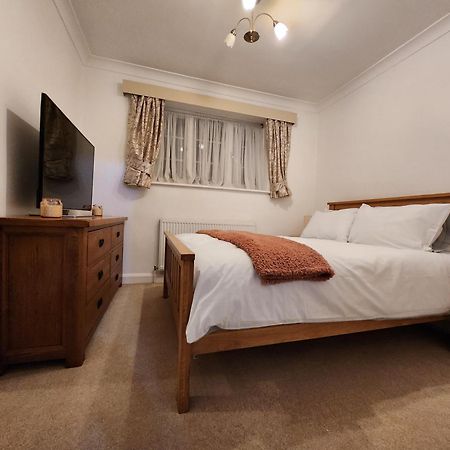 Elmdon House With 4 Spacious Bedrooms To Choose Birmingham Dış mekan fotoğraf